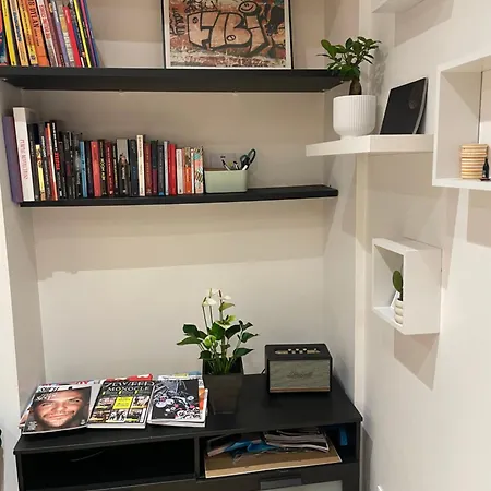 Superbe Montmartre, Rue Des Abbesses Appartement Parijs