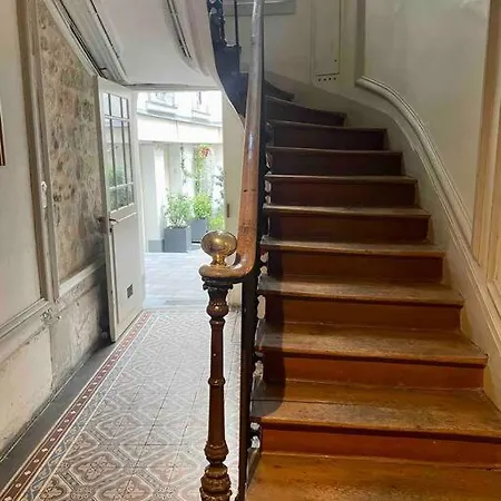Superbe Montmartre, Rue Des Abbesses Apartment Paris
